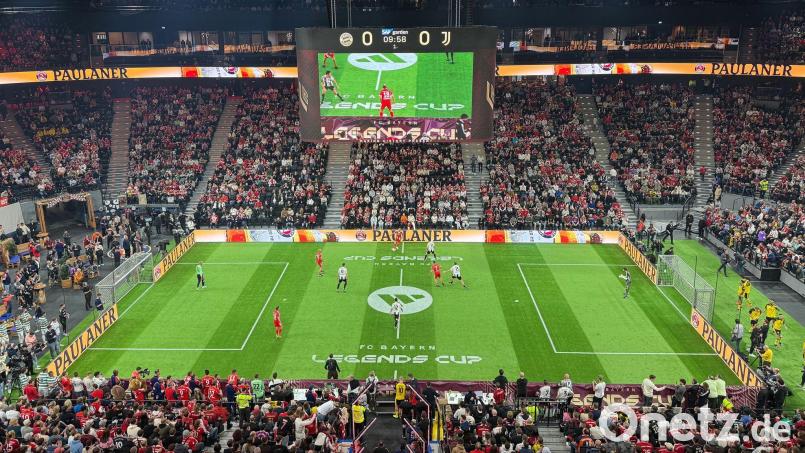Budenzauber mit Fußball-Legenden wie Arjen Robben und Franck Ribéry (rote Trikots) in München. Bild: Klaus Bergmann/dpa