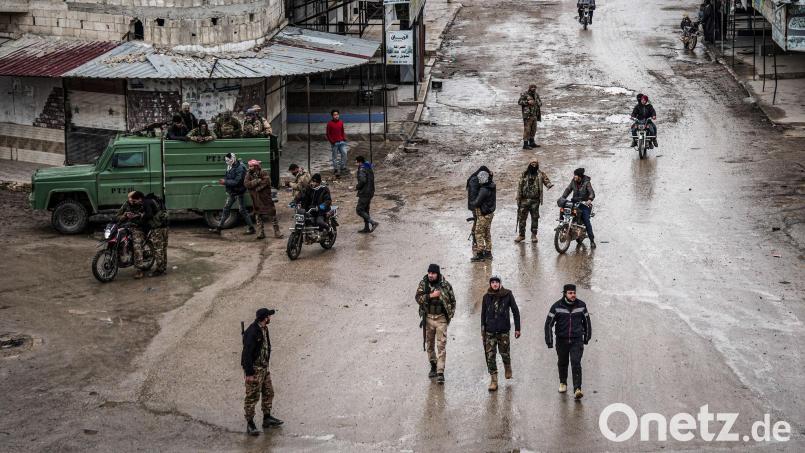 Soldaten der syrischen Armee am Samstag in der Stadt Deir Hafir. Die Armee hat dort nach eigenen Angaben die Kontrolle von kurdischen Kräften übernommen. Bild: Moawia Atrash/dpa