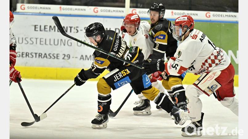 Roberts Baranovskis (Mitte) vom ERSC Amberg kann sich in dieser Szene an der Scheibe behaupten. Bild: Hubert Ziegler