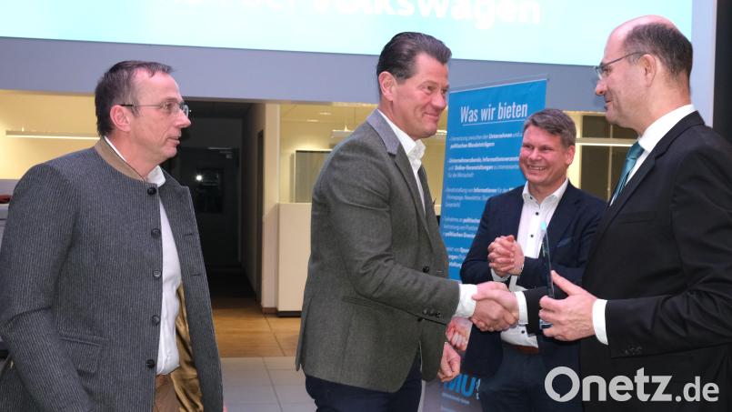 Finanzminister Albert Füracker und der Bezirksvorsitzende der Mittelstandsunion, Benjamin Zeitler (von rechts) überreichten Thomas Rosenkranz (Mitte) und Georg Ehrenreich (links) den Mittelstandspreis für den MU-Kreisverband Schwandorf. Bild: Hirsch