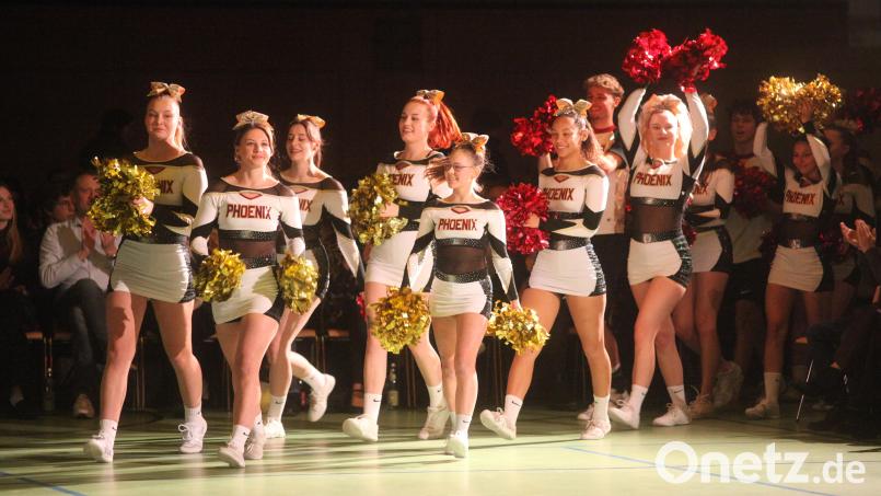 Viel Beifall bekamen die Regensburger Cheerleaders für ihren Mix aus Tanz und Akrobatik. Bild: Hirsch