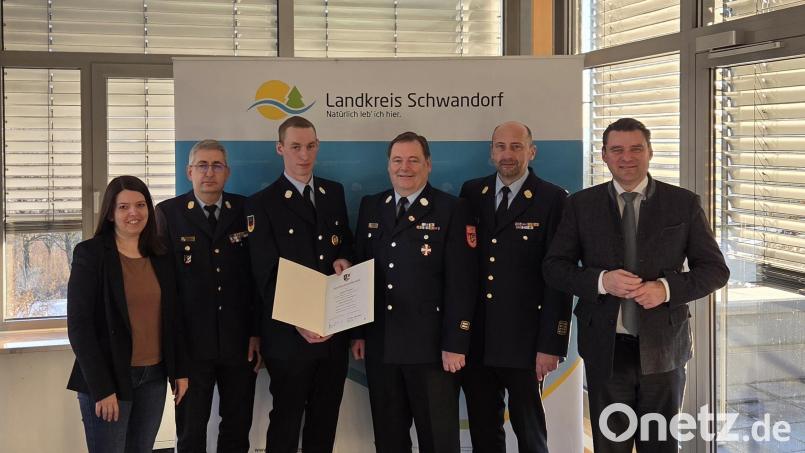 Einen Wechsel hat es im Führungsteam der Kreisbrandinspektion Schwandorf gegeben (von links):
Viktoria Schmalhofer (Leiterin Abteilung 4/Öffentliche Sicherheit &amp; Ordnung), Kreisbrandinspektor Thomas Schmidt, der neue Kreisbrandmeister Andreas Woeckel, sein Vorgänger Heinrich Seltl, Kreisbrandrat Christian Demleitner und Landrat Thomas Ebeling. Bild: Kreisbrandinspektion im Landkreis Schwandorf/Pressestelle