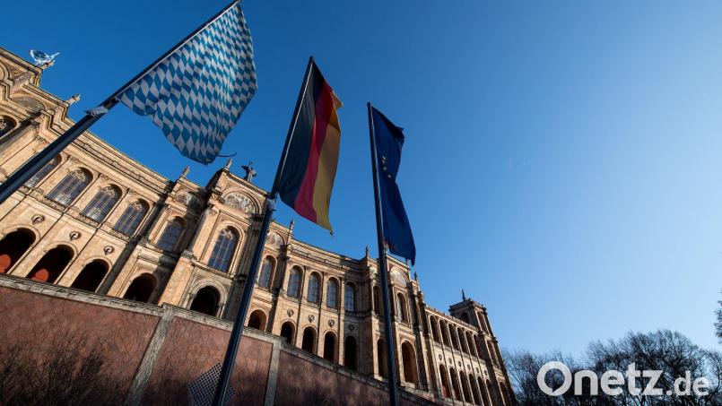 Der Graffiti-Schriftzug am Landtag ist etwa acht Meter lang. (Archivbild) Bild: Sven Hoppe/dpa