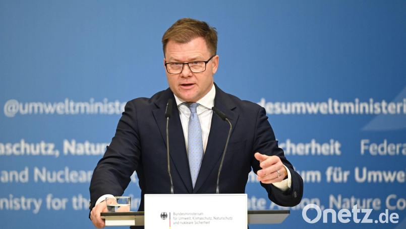 „Richtig geile Autos“ bringen die deutschen Hersteller nach Ansicht von Bundesumweltminister Carsten Schneider (SPD) auf den Markt für Elektroautos. Bild: Elisa Schu/dpa