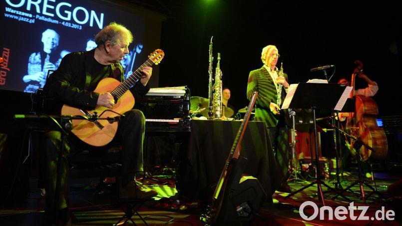 Der US-Jazzgitarrist Ralph Towner (links) ist im Alter von 85 Jahren in Rom gestorben. (Archivbild) Bild: picture alliance / dpa