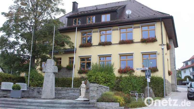 Im Rathaus Neusorg wird der Chefsessel frei. Wer wird auf Peter König folgen: Corbinian Wedlich oder Oliver Becher? Archivbild: soj