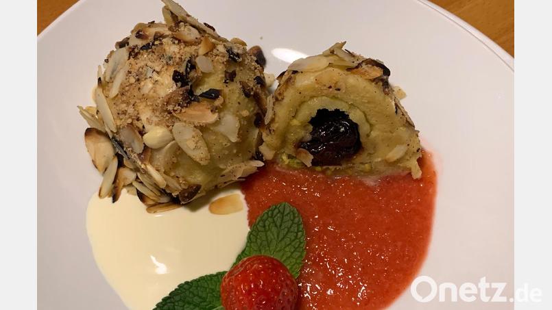 Die Wolfgang-Amadeus-Kartoffelknödel sind mit Pflaumen, Nougat und Marzipan gefüllt. Bild: Michael Schiffer