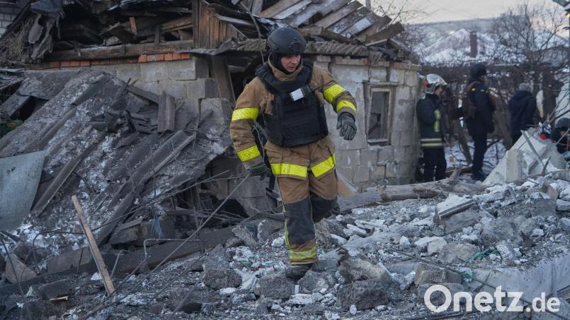 Russische Bomben trafen ein Viertel mit Einfamilienhäusern in Charkiw. Bild: Andrii Marienko/AP/dpa