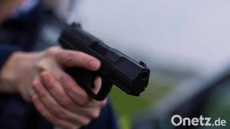 Mit vorgehaltener Waffe nehmen die Beamten den Verdächtigen fest. (Symbolbild) Bild: Rolf Vennenbernd/dpa