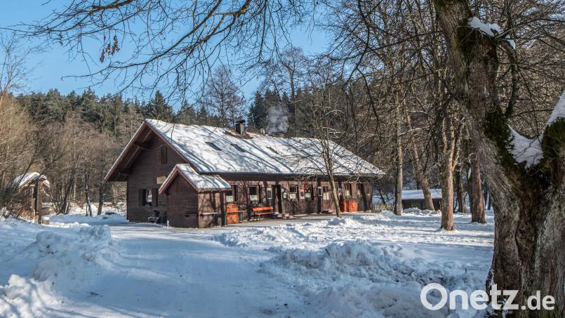 Kündigte der weiße Rauch, der auf diesem Archivbild aus dem Kamin aufsteigt, es schon an? Für die Blockhütte im Waldnaabtal bei Falkenberg gibt es nach zwei Jahren Leerstand endlich einen neuen Pächter. Ab 8. April ist das beliebte Ausflugslokal wieder geöffnet. Archivbild: sds