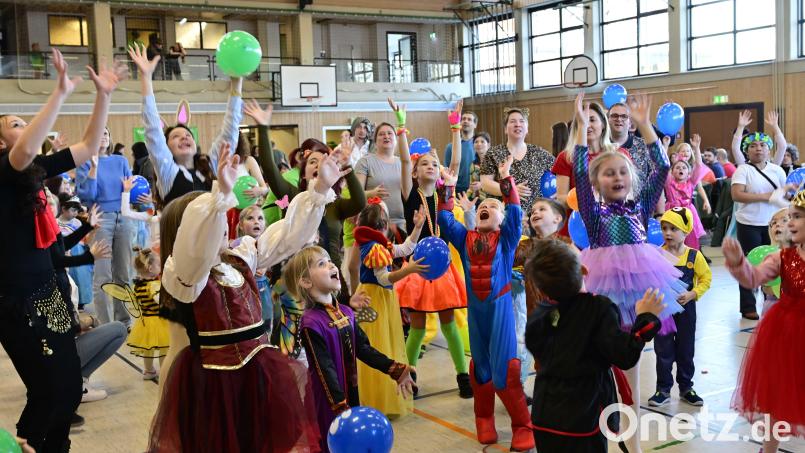 Mit Mitmachspielen, Tänzen und Luftballonwerfen waren die Kinder ständig in Aktion. Auch die Erwachsenen machten zur Musik von Markus und Norbert begeistert mit Bild: Michael Welnhofer