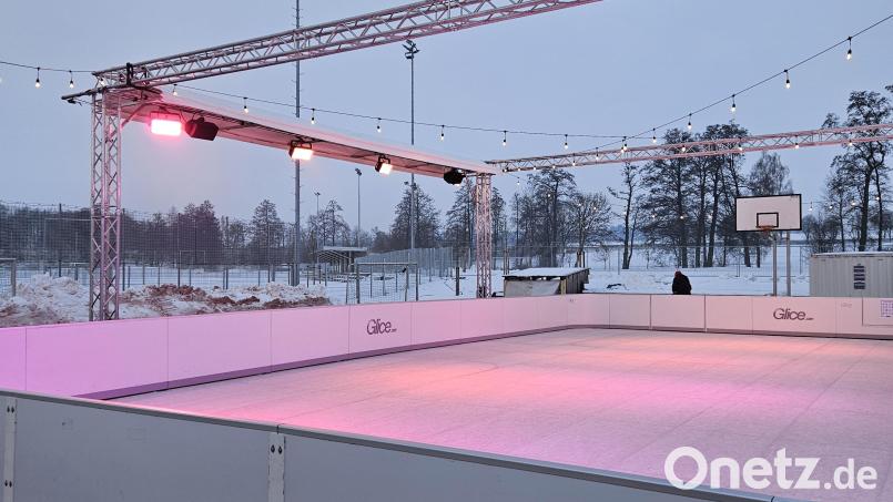 Die Eisfläche ist beleuchtet, Hintergrundmusik wie in der Eisdisco läuft ebenfalls. Bild: Carolin Böckl