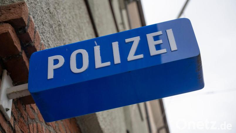 Durch die Überwachungskameras der Polizeiwache sehen die Beamten die Tat. (Symbolbild) Bild: Peter Kneffel/dpa