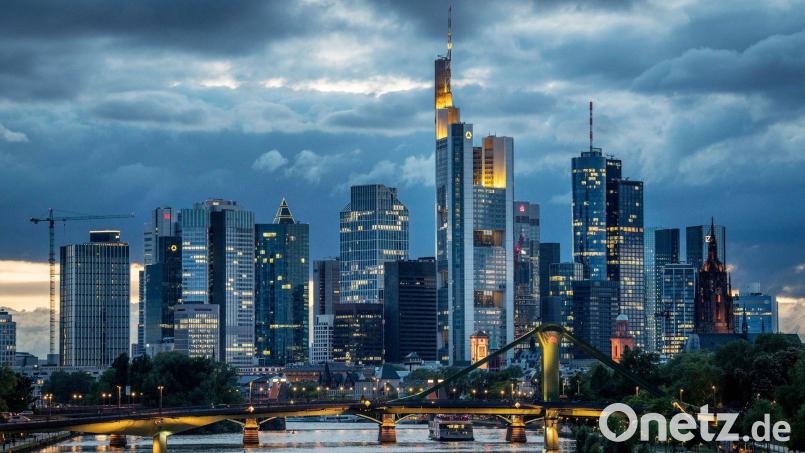 Banken halten sich wegen der Wirtschaftsflaute mit Krediten zurück. (Symbolbild) Bild: Boris Roessler/dpa/dpa-tmn