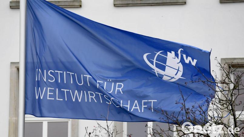 Laut IfW-Studie müssen US-Unternehmen langfristig mit sinkenden Margen und Verbraucher mit höheren Preisen rechnen. (Symbolbild) Bild: Carsten Rehder/dpa