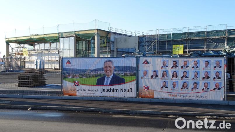 Am Bauzaun der Supermarkt-Baustelle an der Dornisch-Kreuzung ist schon seit einiger Zeit Wahlwerbung für Bürgermeister Joachim Neuß und die Kandidaten von Aufschwung Auerbach angebracht. Bild: ll