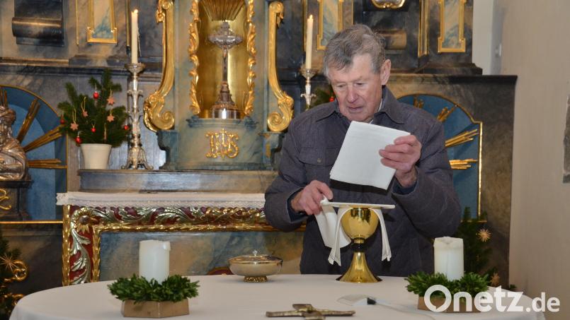 Mesner Helmut Braun bereitete stets sorgfältig den Altar für die Messen vor. Jetzt will er nur noch aushilfsmäßig Verantwortung übernehmen. Bild: dob