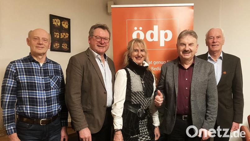 Von links: Hubert Betz, Stadtrat und Bürgermeisterkandidat in Pfreimd, Martin Prey, Bürgermeister und Kreisrat von Niedermurach, Heidi Eckl, Stadt- und Kreisrätin in Nabburg, Alfred Damm, Stadtrat in Schwandorf, und Arnold Kimmerl, Altbürgermeister und Kreisrat von Pfreimd, eröffneten den Wahlkampf der ÖDP auf Kreisebene. Bild: ÖDP