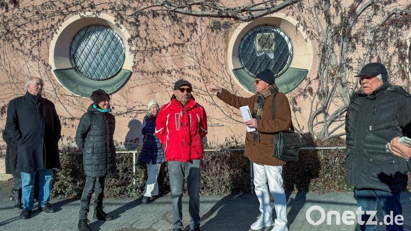 Anwohner vom Paradeplatz und der Kasernstraße sowie Interessierte haben sich vor dem Amberger Ring-Theater getroffen, um über die dort geplante Tiefgarageneinfahrt zu reden. Bild: Wolfgang Steinbacher
