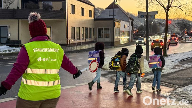 Bei jedem Wetter stehen die Schulweghelfer der Pestalozzi-Schule morgens mit Kelle und Warnweste an Kreuzungen – hier die Ecke Weiherstraße-Rosenberger Straße. Helle Kleidung mit reflektierenden Elementen ist gerade im Winter wichtig. Bild: Petra Hartl