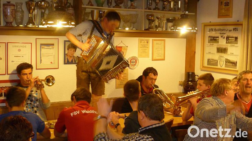 Erste musikalische Erlebnisse und beste Stimmung beim Zoiglabend im FSV-Sportheim in Waldthurn. Bild: Julian Bauer