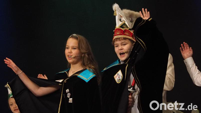 Das elegante und eloquente Auerbacher Kinderprinzenpaar Ava I. und Jannik I. forderte: "Lachen ist Pflicht." Bild: kek
