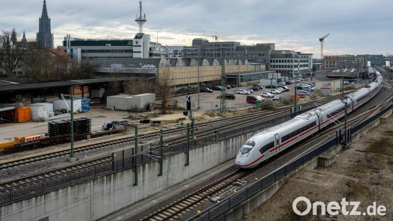 Seit heute rollen die Fernzüge am Ulmer Hauptbahnhof wieder. (Archivbild) Bild: Stefan Puchner/dpa