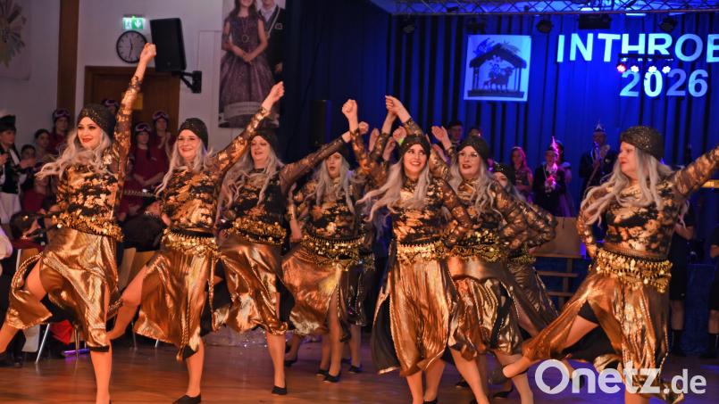 Die ehemaligen Gardemädchen begeisterten als Wahrsagerinnen. Bild: Rudi Gebert