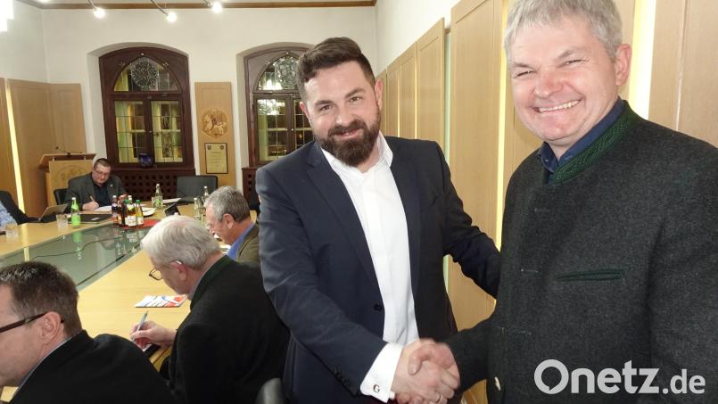 Bürgermeister Sebastian Giering gratuliert Walter Rustler direkt nach der Abstimmung im Neustädter Stadtrat zur Ernennung als Europa-Beauftragter der Stadt. Der 59-Jährige ist damit quasi Nachfolger des verstorbenen Hans Schreyegg, des Ehrenvorsitzenden der Arbeitsgemeinschaft Neustadt in Europa. Bild: ui