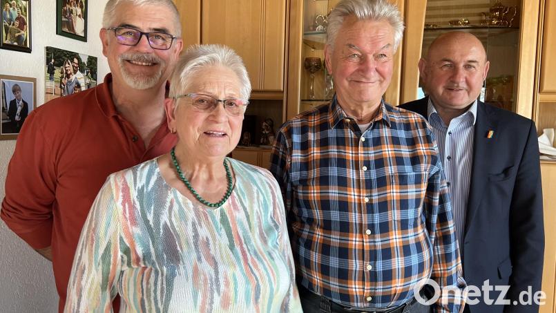 Sohn Mario (links) und 2. Bürgermeister Georg Götz (rechts) gratulierten herzlich Brigitte und Karl Seebauer zu ihrer diamantenen Hochzeit. Bild: mma
