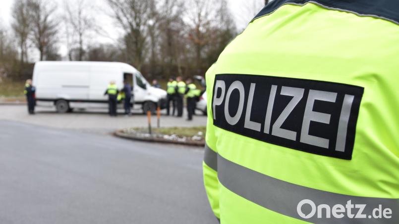 Bei der versuchten Einreise nahmen Beamte der Bundespolizei Waidhaus einen gesuchten Straftäter fest. Symbolbild: Bundespolizei
