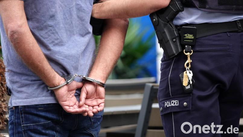 Ein 24-jähriger Mann randaliert in der Amberger Bahnhofshalle und wird von der Polizei festgenommen. Alkohol im Spiel. Symbolbild: Johannes Neudecker/dpa
