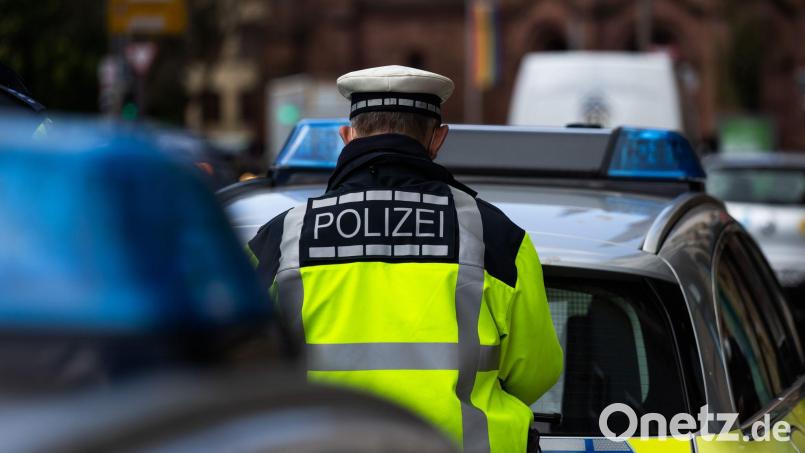 Wegen eines Unruhestifters werden die Beamten gerufen. (Symbolbild) Bild: Philipp von Ditfurth/dpa