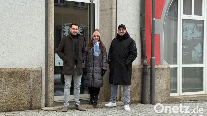 Gute Nachricht aus dem Rathaus erhielt (von links) Bürgermeisterkandidat David Frischholz mit seinen Mitstreitern Dorothea Brack und Sven Lehner. Die Gruppierung "Miteinander für Erbendorf" hat die erforderlichen Unterschriften für den Antritt bei der Kommunalwahl erreicht. Bild: Roland Wellenhöfer