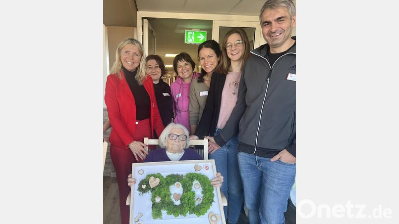Große Freude zum 100. Geburtstag: Anna Wendl mit den Gratulanten aus dem Caritas-Haus St. Barbara. Bild: Marina Fink