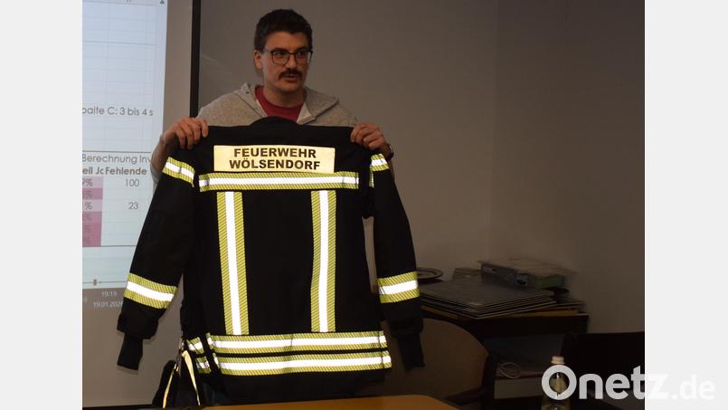 Kommandant Sebastian Schad von der Feuerwehr Wölsendorf stellte dem Gemeinderat die neue Schutzausrüstung vor. Bild: bnr