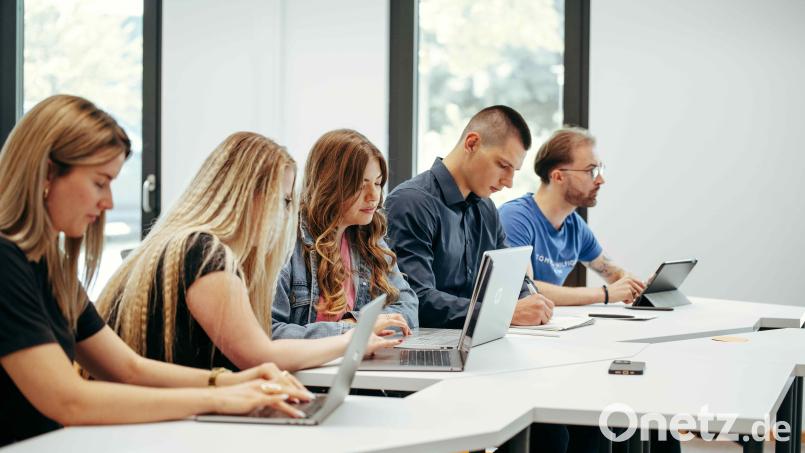 OTH Professional bietet ein breites Angebot an berufsbegleitenden Studiengängen, Kursen und Zertifikaten an und ermöglicht damit Weiterbildung auf Hochschulniveau. Bild: Jolanda Selting/ OTH Amberg-Weiden