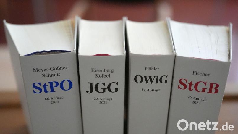 Eine komplette gerichtliche Aufarbeitung des schweren Verkehrsunfalls zwischen Perschen und Pfreimd gab es nicht. Der Angeklagte beschränkte seinen Einspruch gegen den Strafbefehl auf das Fahrverbot. Symbolbild: Marcus Brandt/dpa