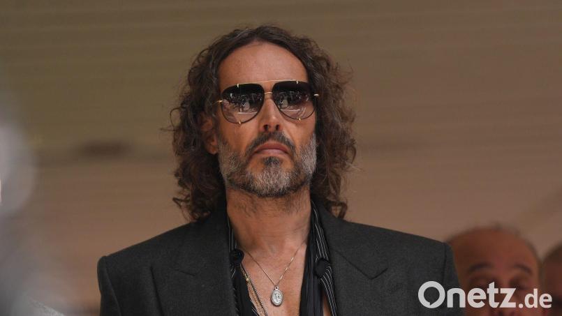 Russell Brand muss trotz der schweren Vorwürfe wegen mutmaßlich sexueller Übergriffe nicht in Untersuchungshaft. (Archivfoto) Bild: Yui Mok/PA Wire/dpa