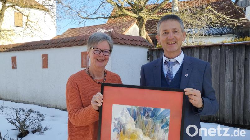 Die Künstlerin Gerti Räß präsentiert im Rathaus in Ursensollen ihre Werke im Rahmen der Ausstellung „Begegnungen“. Bild: Kiessling