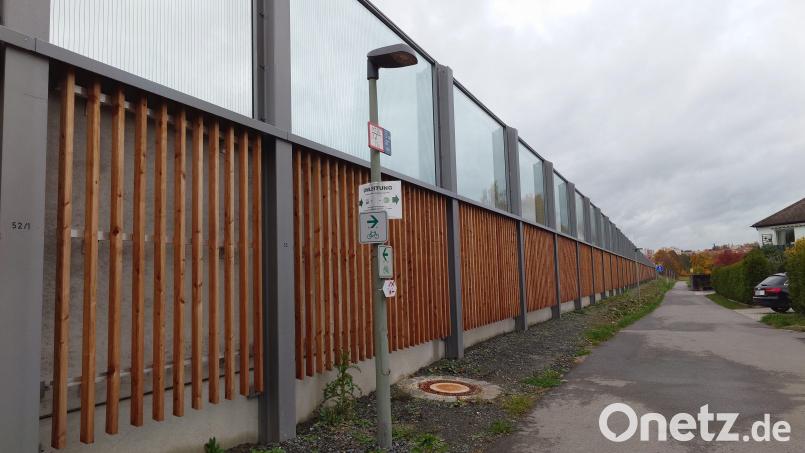 Beton, Holz und Acrylglas: In etwa wie die Lärmschutzwand an der Tirschenreuther Umgehung soll die Einrichtung an der Seepromenade in Kemnath aussehen. Archivbild: lue