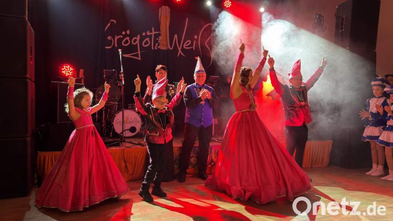 Während Präsidentin Regina Merkl (hinten links) und Hofmarschall Martin Merkl (hinten rechts) die Ballbesucher im ausverkauften Josefshaus in Prosa begrüßten, taten dies (vorne von links) Prinzessin Lona I., Prinz Leopold I., Prinzessin Jessica I. und Prinz Andy I. in Versform. Bild: Ramona Frauendorfer