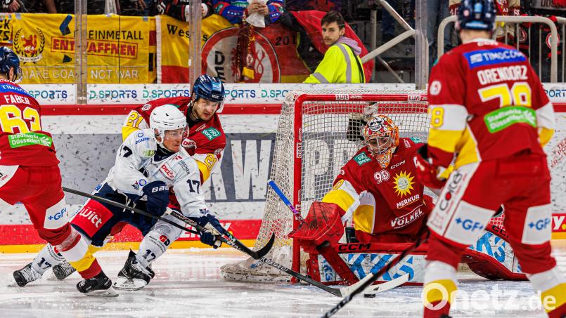 Zach Tsekos (weißes Trikot) von den Blue Devils Weiden versucht gegen den Düsseldorfer Emil Quaas und Goalie Ryan Bednard zum Abschluss zu kommen. Bild: Werner Moller