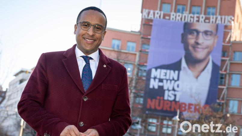 Nasser Ahmed hat nach eigenen Angaben seit der Bekanntgabe seiner Kandidatur Anfeindungen erlebt. Das Plakat sei eine Reaktion darauf, sagt er. Bild: Daniel Karmann/dpa