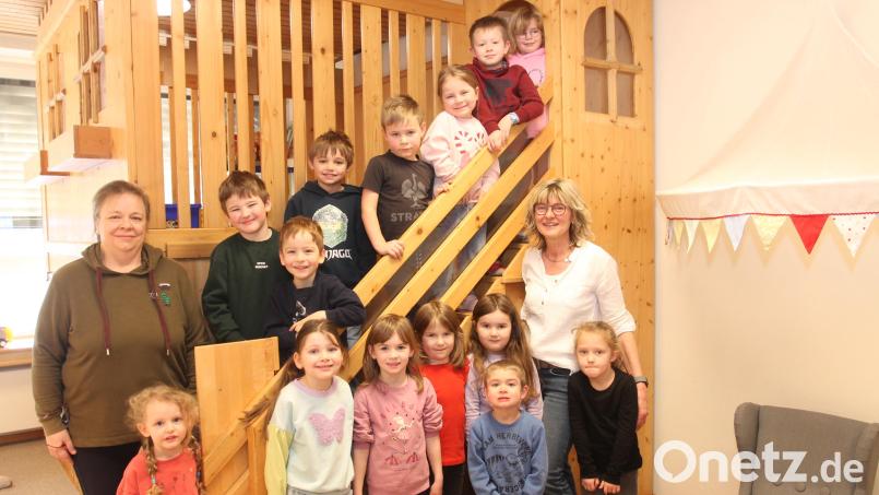 Manuela Landgraf (rechts) folgt als Kindergartenleiterin auf Christine Schwepesch (links). Bild: pi