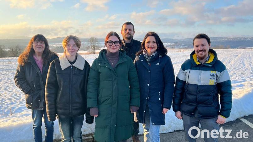 Die Linke hat im Landkreis Tirschenreuth ihren Wahlkampf für die Kreistagswahl gestartet. An der Spitze der Wahlliste steht Stefanie Haaf (Dritte von links), die auch Landratskandidatin ist. Bild: Die Linke Nordoberpfalz