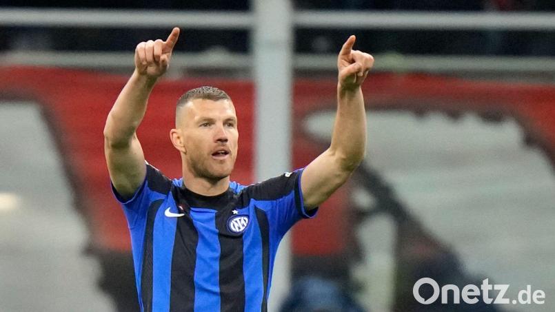 Kehrt Edin Dzeko nach Deutschland zurück? (Archivbild) Bild: Luca Bruno/AP/dpa