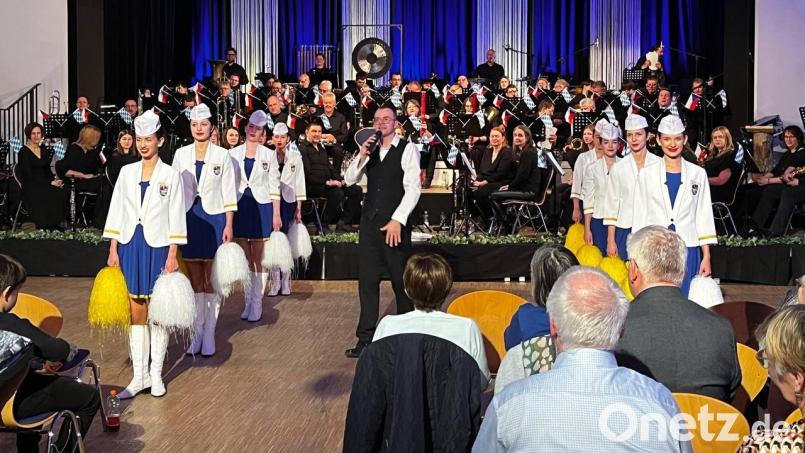 Auch die Majoretten-Tänzerinnen aus Tschechien nehmen am sogenannten Blitzkonzert in der Erbendorfer Stadthalle teil. Bild: Verein Abenteuer Kultur e V./Markus Werner
