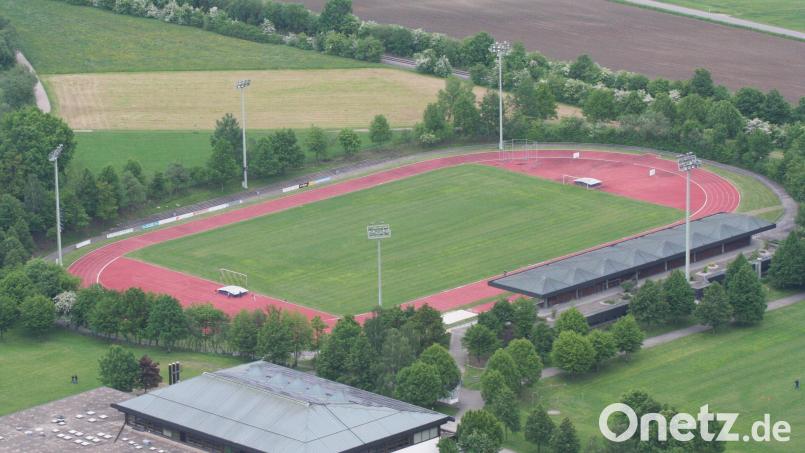 Die Schwandorfer nennen das sanierungsbedürftige Sportgelände an der Schwimmbadstraße mittlerweile das "Stadion der Einsamkeit". Bild: Hirsch