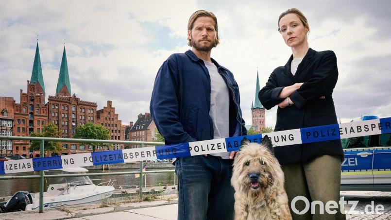 Kommissarin Hannah Voigt (Friederike Linke) und Sozialarbeiter Eric Seeler (Sebastian Ströbel) lösen ihren ersten Fall in dem Krimi „Einsatz Seeler - Ein Lübeck-Krimi“. (Handout) Bild: Sandra Hoever Photography/RTL/dpa